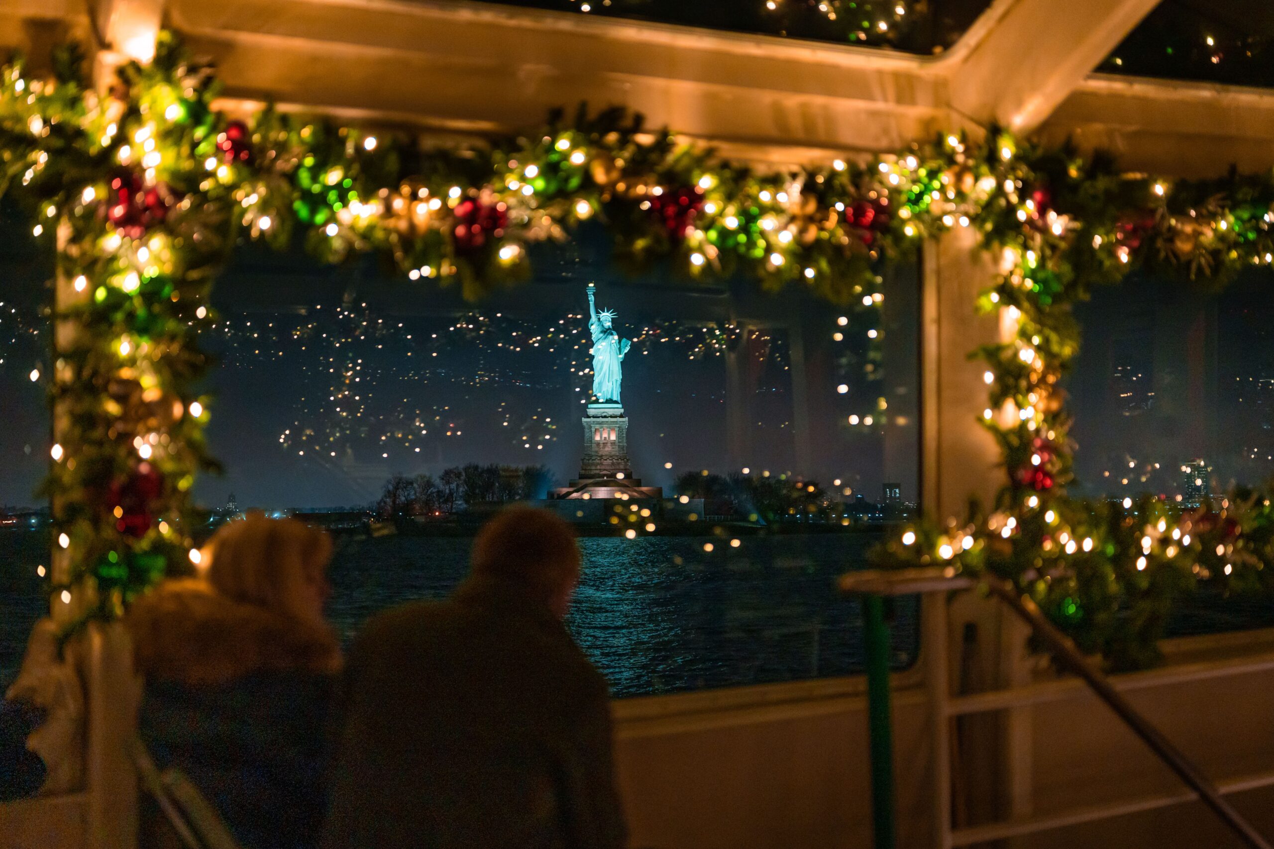 Circle_Line_Christmas_Boat_MRP02197-min-scaled