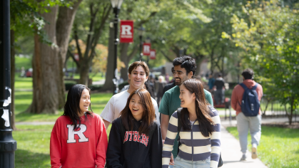 Aliceana Lin (RBS ’24), Ganesh Raj Kyatham (SAS ’24), Kaitlyn Chow (SEBS ’27), Edison Arabia-Meyer (SAS ’24), Audrey Fang (EMSP ’29) walk and talk along Voorhees Mall on the College Avenue campus.