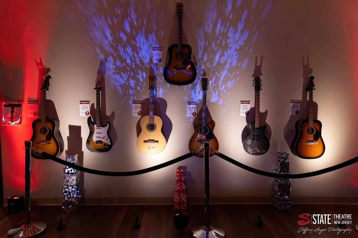 May be an image of guitar, banjo and text that says '보본 de ISTATETHETRE ISTATE NEWJERSEY ERSEY THEATRE pyй'