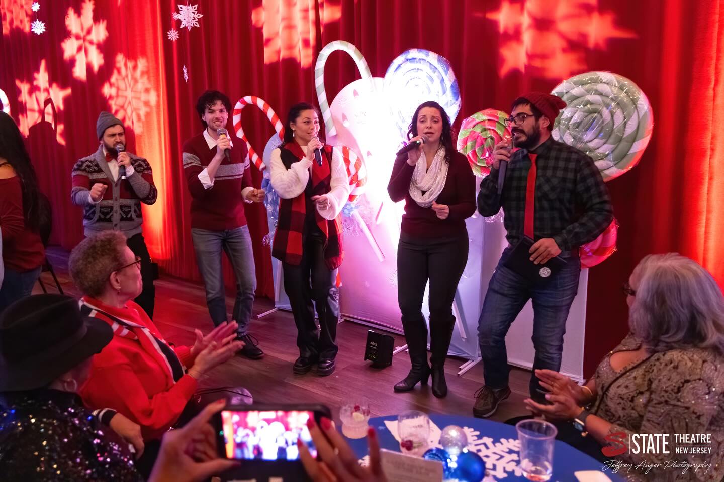 May be an image of lighting, christmas tree, lollipop, tinsel and text that says '1: M'