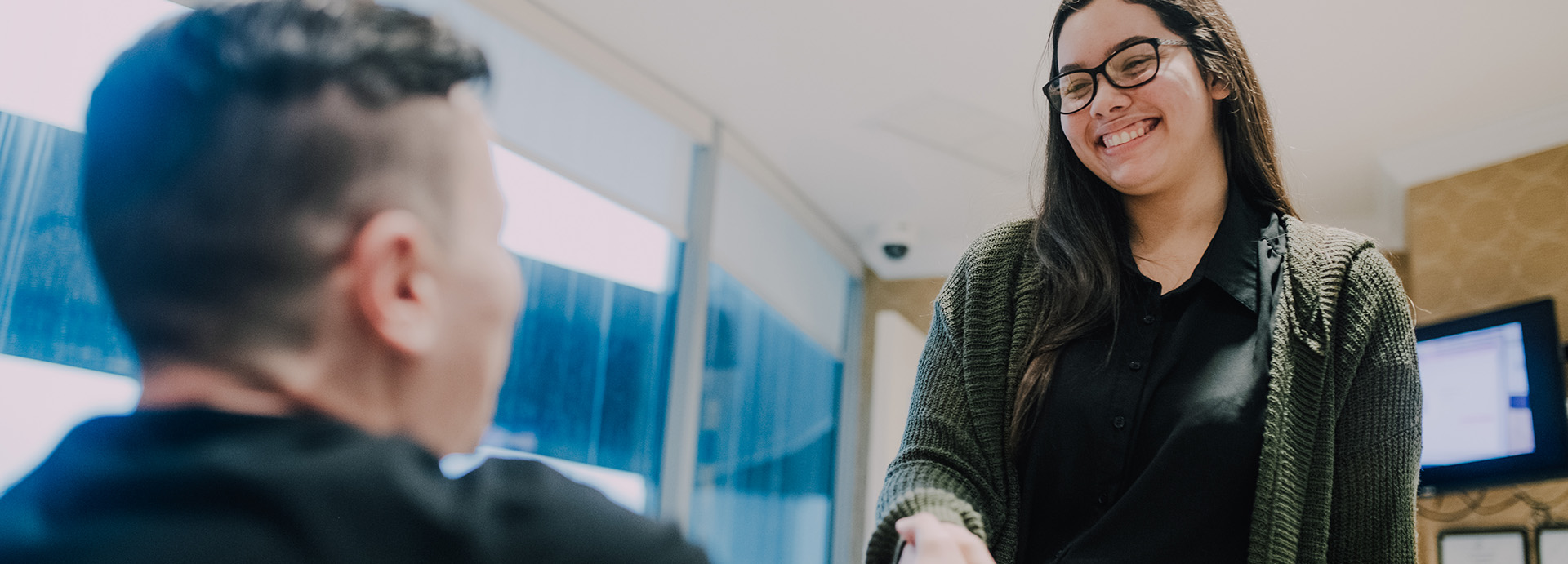 A woman shaking a man's hand meeting at MAT treatment in Clark